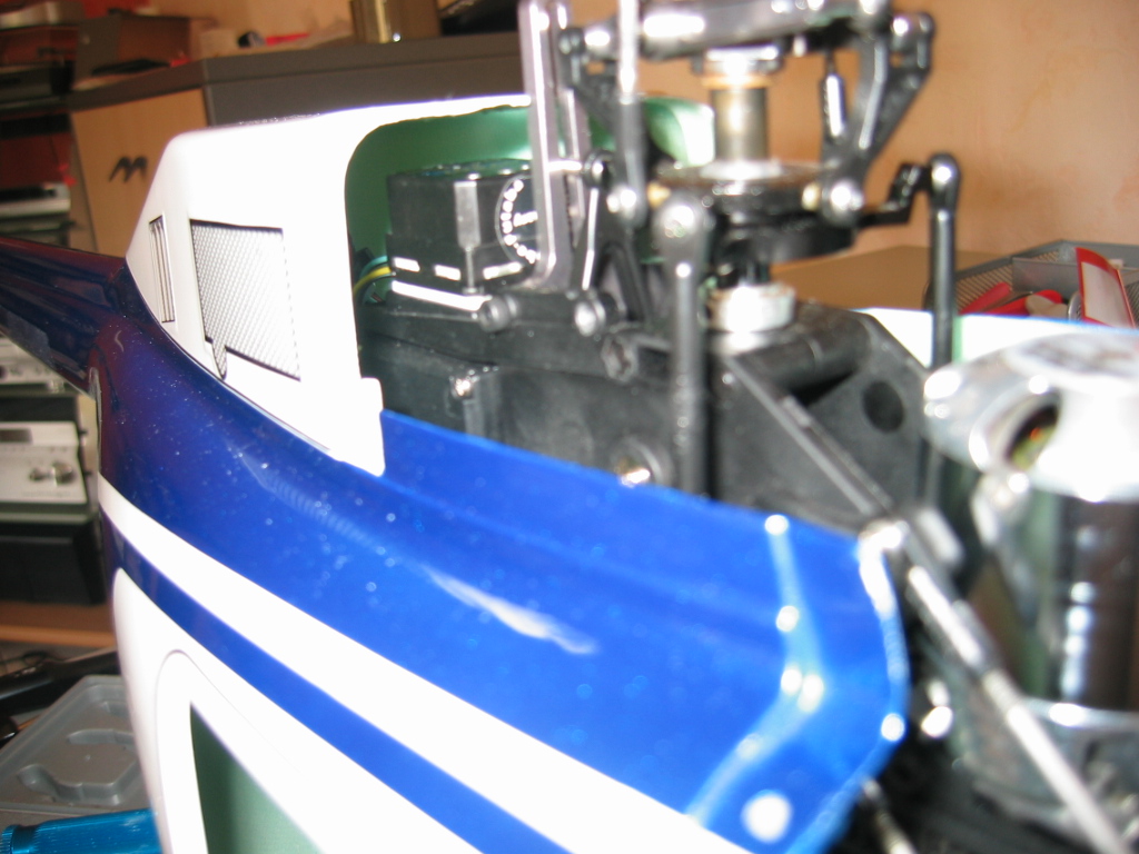 Hier sieht man die Einbauhöhe der Mechanik! Geht auf knapp 2mm unter die Domplatte und passt nur wg. der nach aussenabgeschrägten Form des Motors.