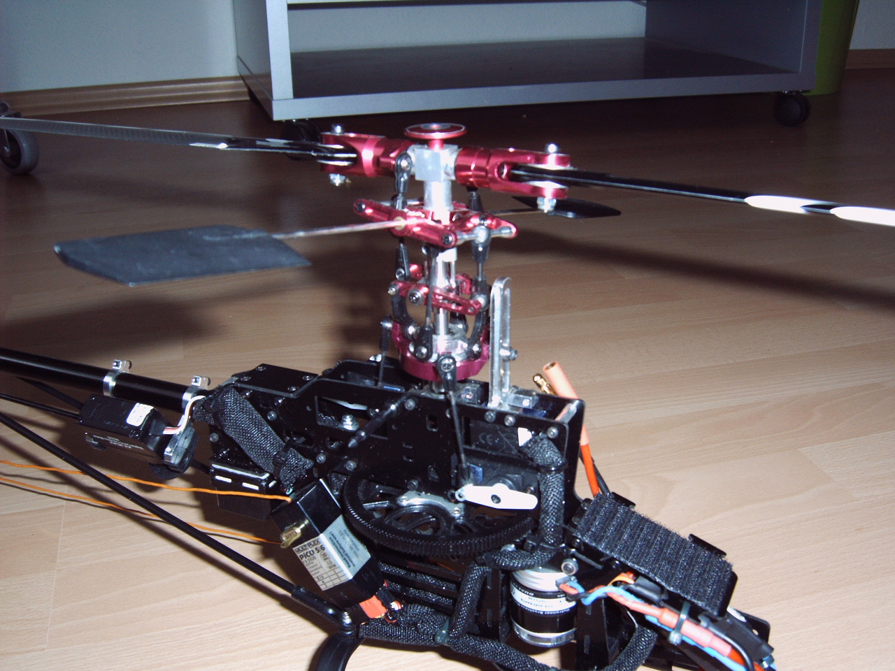 Alles ordentlich verpackt, die DS410 noch mit kurzen Ruderhorn. Die langen vom T-Rex450Pro passen genau. Auch ein Upgrade der DS410 auf Metallgetriebe kommt.