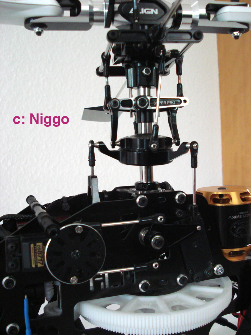 Der Rotorkopf. Die Nick-Anlenkung ist mittels einer M2,5-Schraube verlängert. Die Winkel-Konstruktion der ESP-Umlenkhebel bleibt beim Tuning-Chassis ohne Funktion. Die Längen der Anlenkungen musste ich mir Stück für Stück selbst erarbeiten. Die Längenangaben im Handbuch des ESP passten nicht.