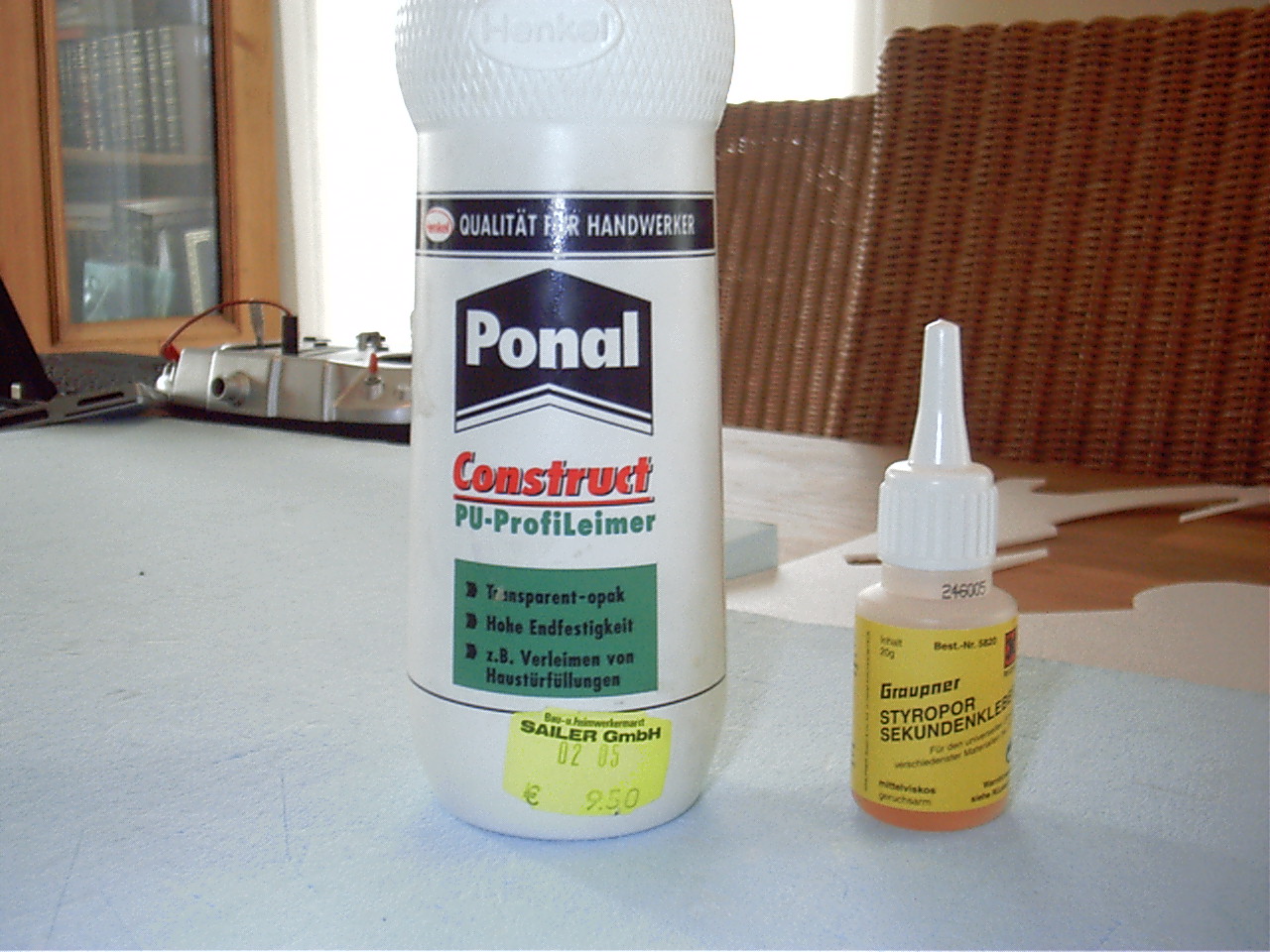 Bewärt hat sich für mich der 'Ponal Construct PU-Profileimer'. Schäumt etwas auf und ist nach dem aushärten noch flexibel. Für kleinere Reperaturen ist es auch gut etwas Styro-Sekundenkleber im Haus zu haben.
