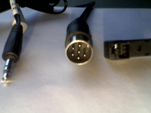 die stecker vom G3, mit Handy fotografiert, ein andrer is noch dabei, sieht aber aus wie der graupner anschluss (links) kA wo der unterschied is