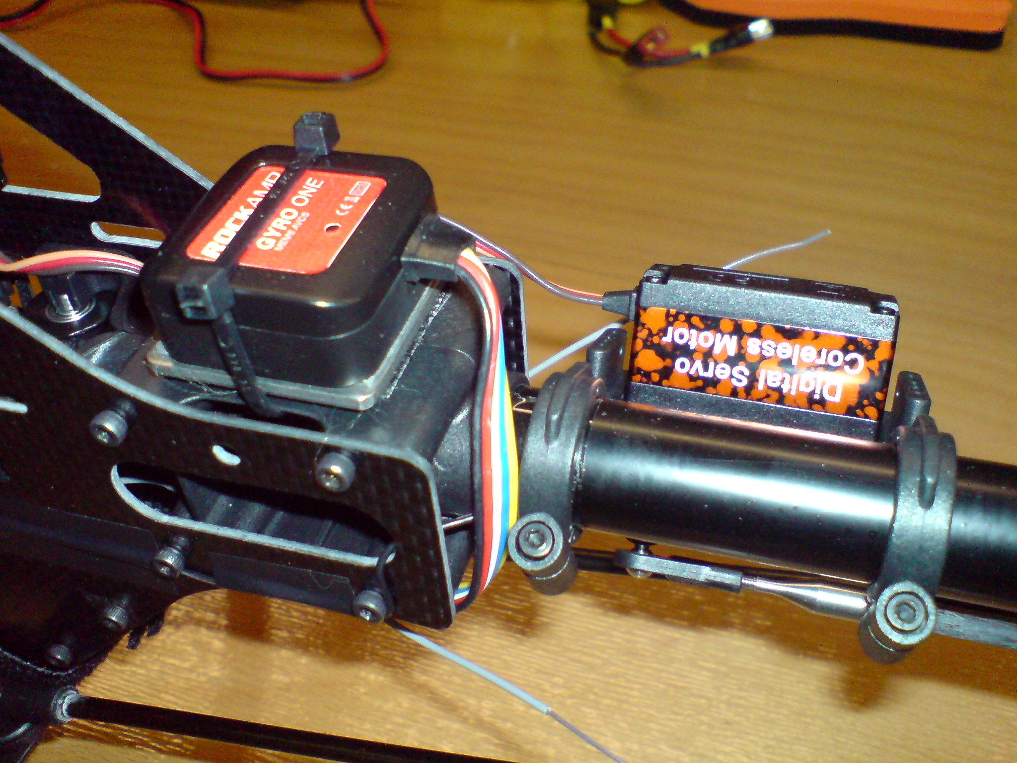 Anbringung unter der vorderen Klemme des Heckservos, Lack am Rohr freigekratzt