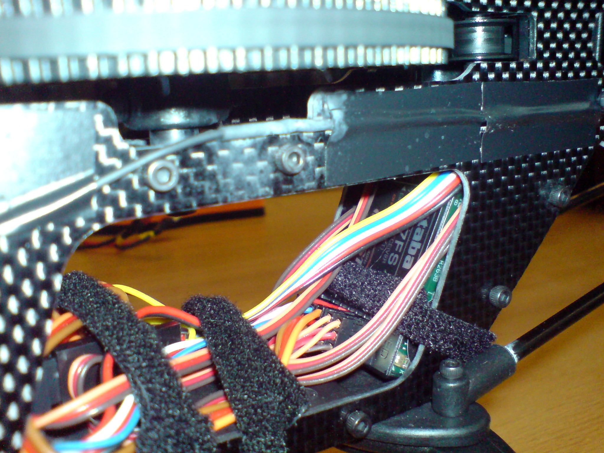 Am Chassi nach vorne verlegt, mittels Isolierband befestigt