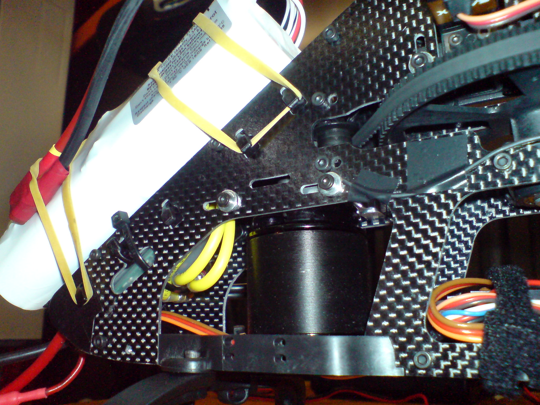 vorne an der Verschraubung des Motorträgers blank verbunden...