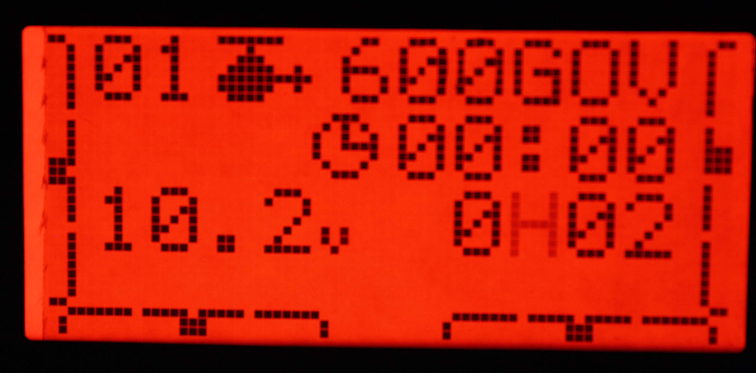 im dunkeln (man sieht am schwachen H des Timers die lange Belichtungszeit), links die fehlenden 2mm der Folie