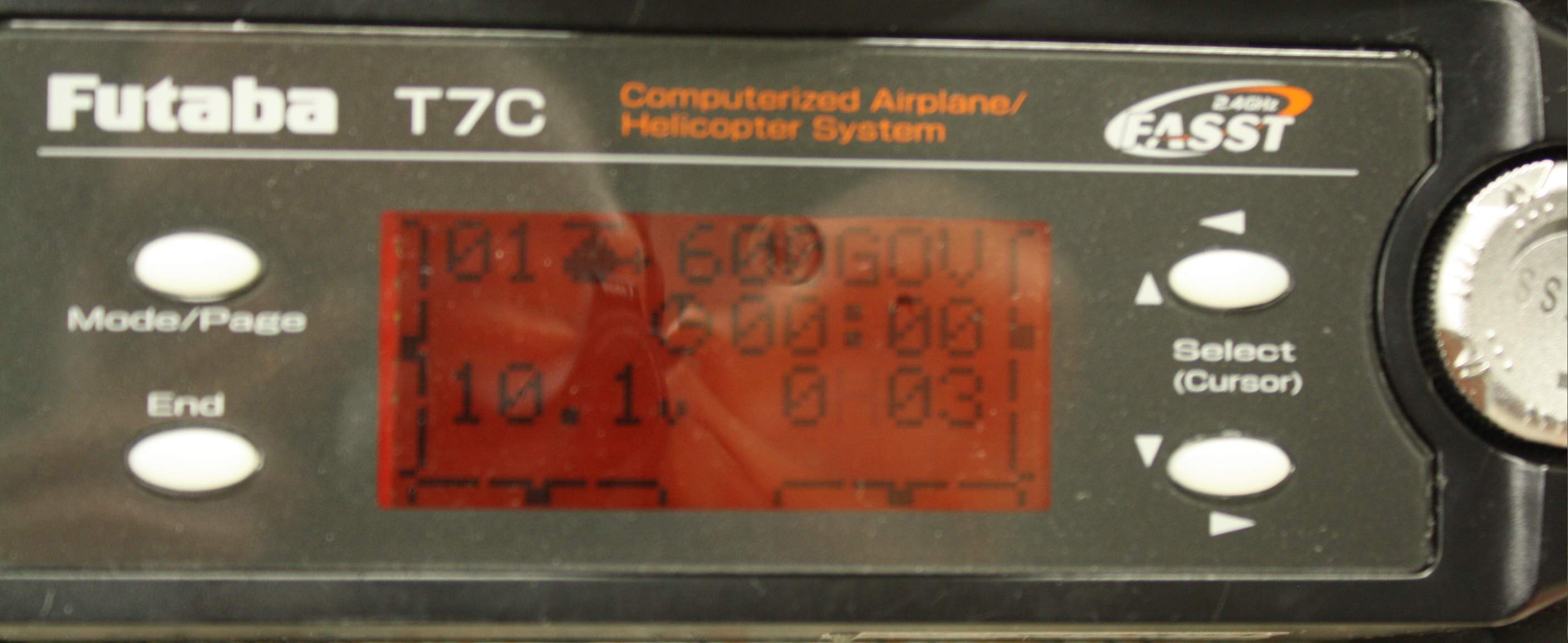 im Kunstlicht (Leuchtstoffröhre), der Blitz tut sein übriges