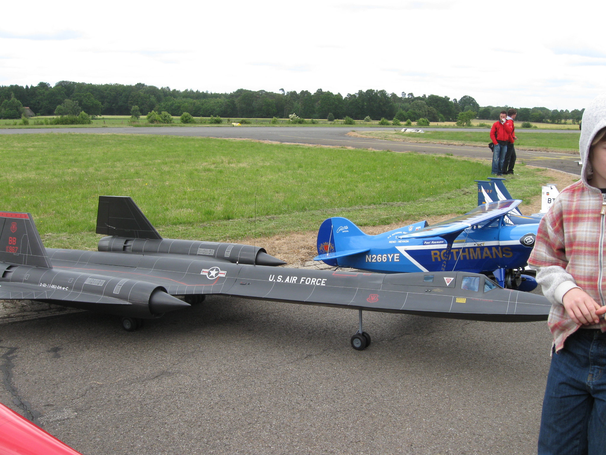 SR-71 Blackbird, das geniale an dem Teil: Orange LED ringe um die Auslässe die ab 3/4 Gas leuchten.... die Nachbrenner sehen sowas von geil aus im Flug!