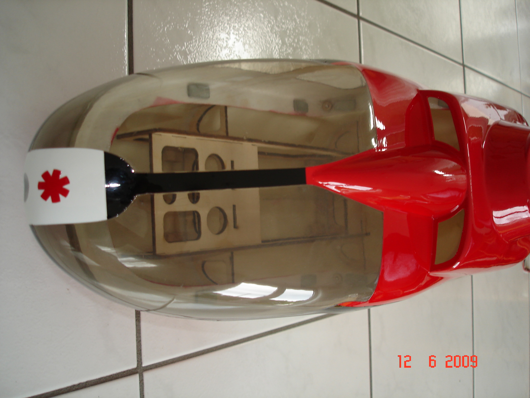 Haube oben mit Lüftungsöffnung, ob es was brigt werde wir sehen , abkleben und fliegen und wieder öffnen und dann wird man sehen ob diese Öffnungen was bringen