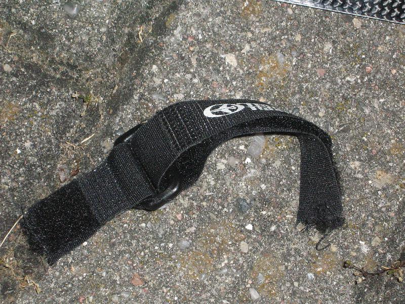 das Klettband hat es glatt zerrisen