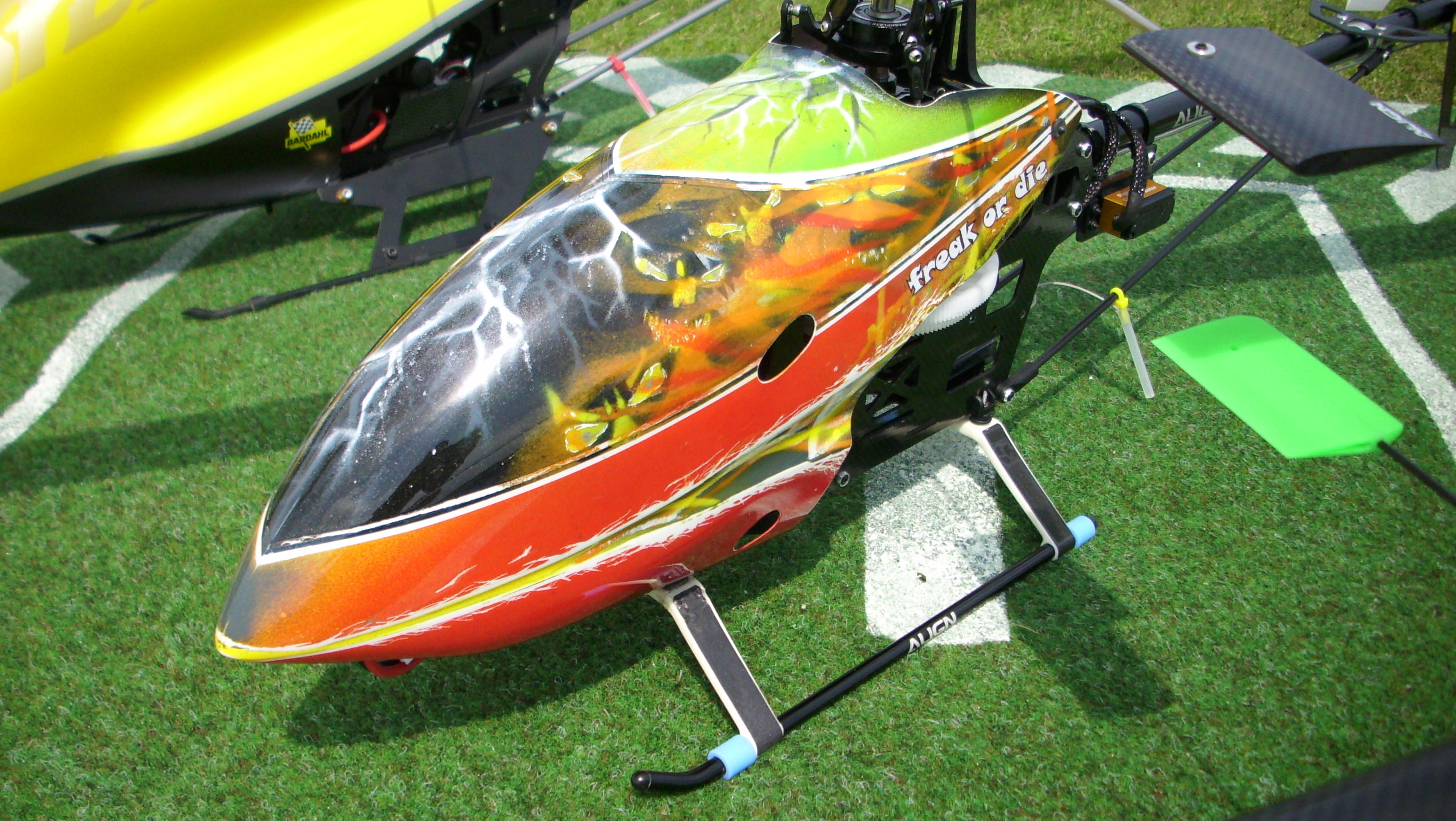 hier meine erste helihaube mit airbrush (aus der dose) - eigentlich ein wildes durcheinander. mehr als ideensammlung für weitere, stilistisch eindeutigere haubendesigns.