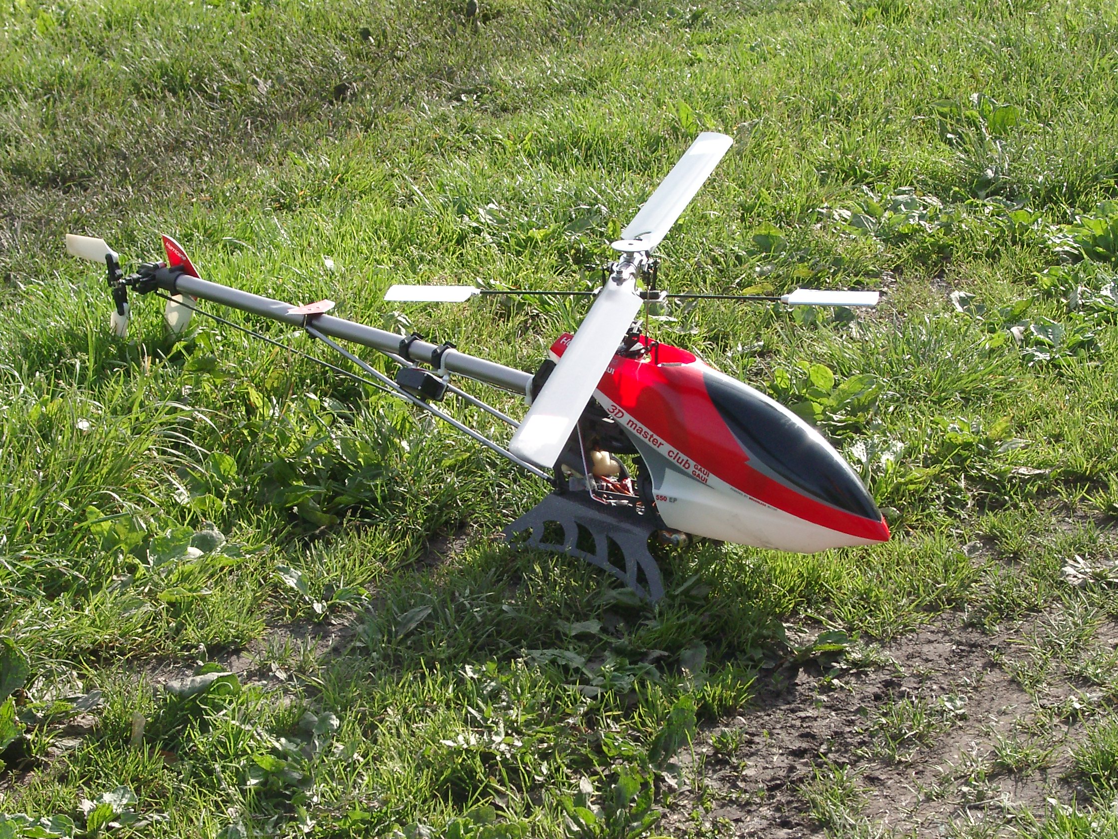Hurricane am Boden (Haube jetzt noch etwas schlechter und Heckblätter getauscht)