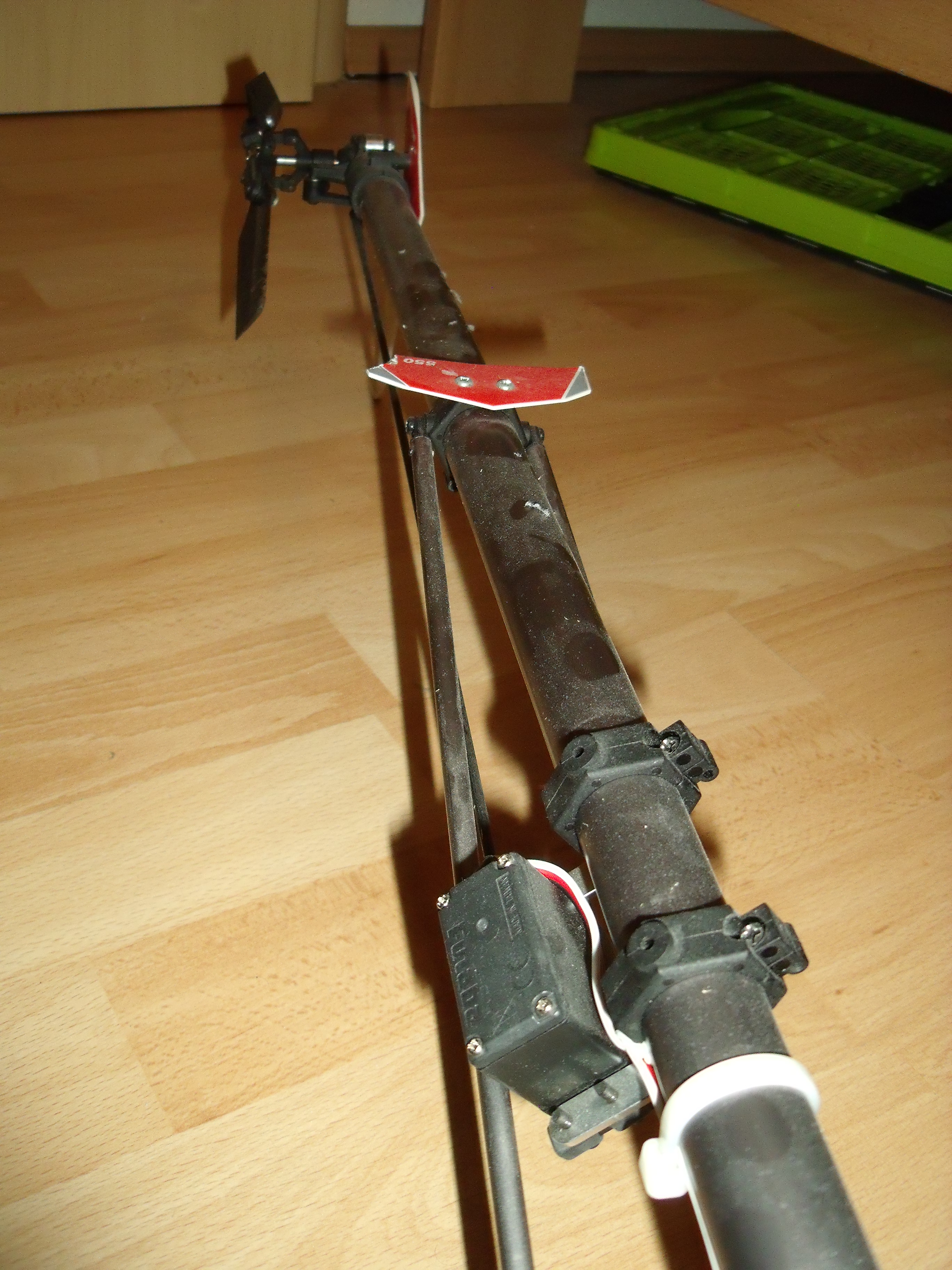 das Heck mit Heckrohr-Servohalter, S9254, CFK-Anlenkung