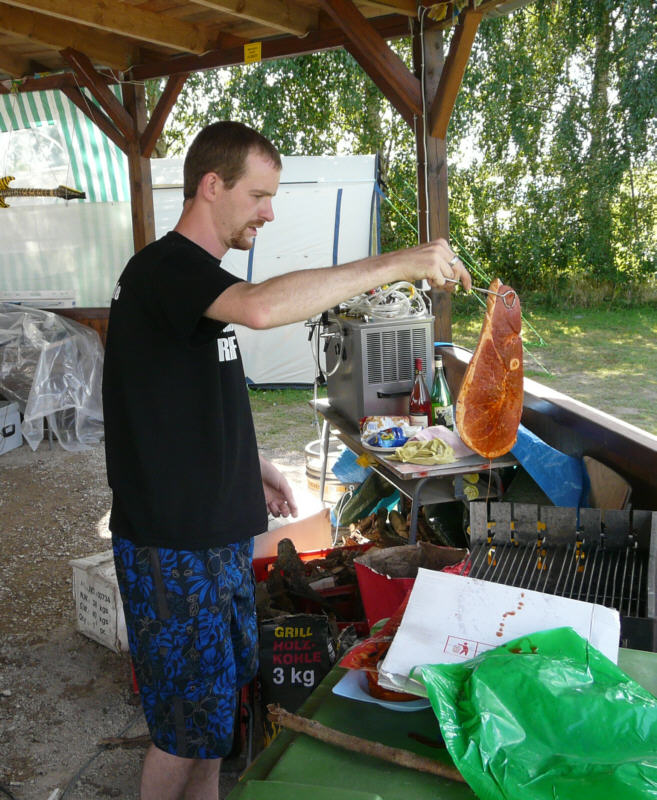 Basti grillt ein Stück Fleisch