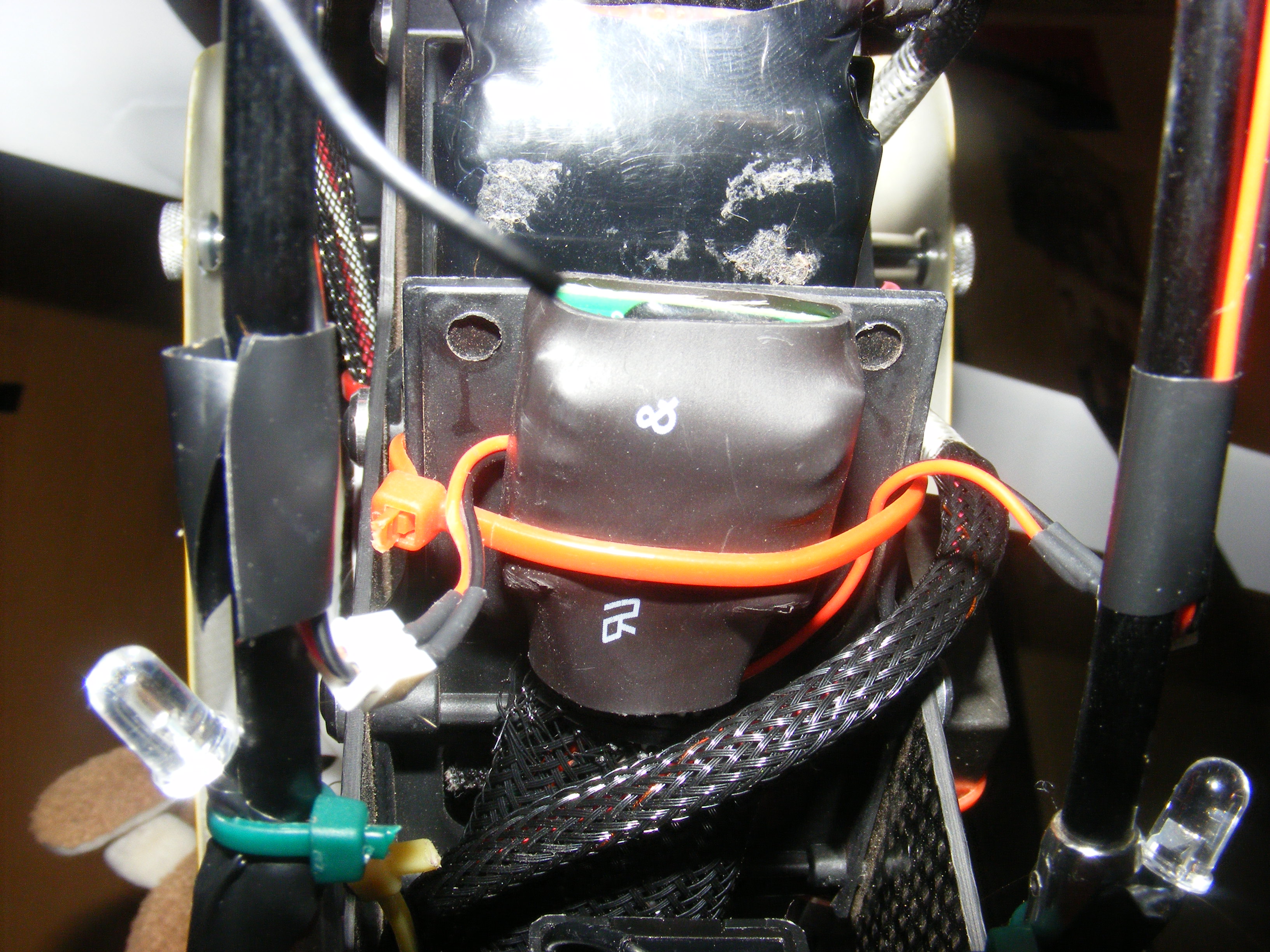 unter der Einheit ist der Empfänger und im Kabelschlauch versteckt, das Kabelchaos ;)