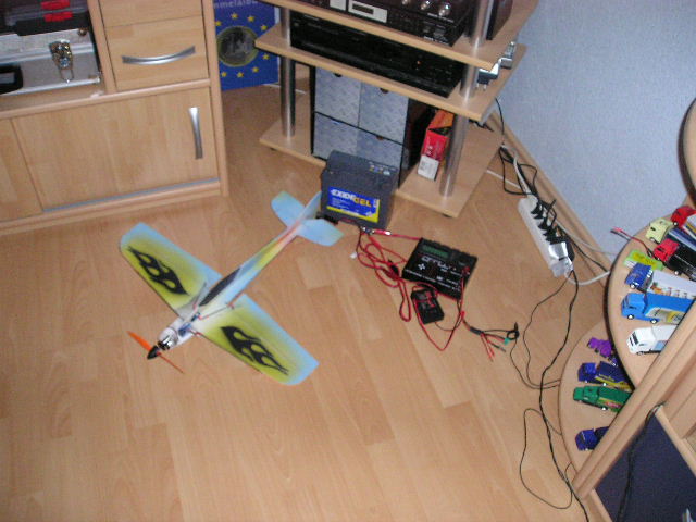 Ladeecke :D Da mein Netzteil zur zeit kaputt ist, muss ich Papa's Motorrad Batterie nehmen :lol:
<br />
<br />Flieger: Mini-Knuffel (1:2)