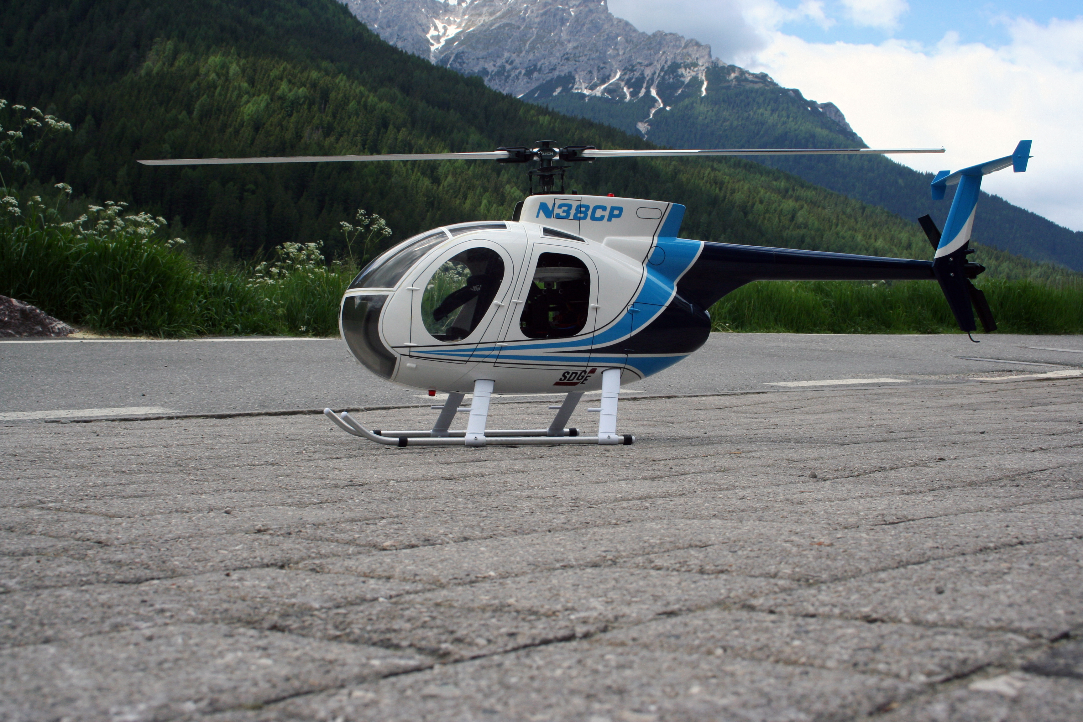 Hughes 500D vor dem Hangar