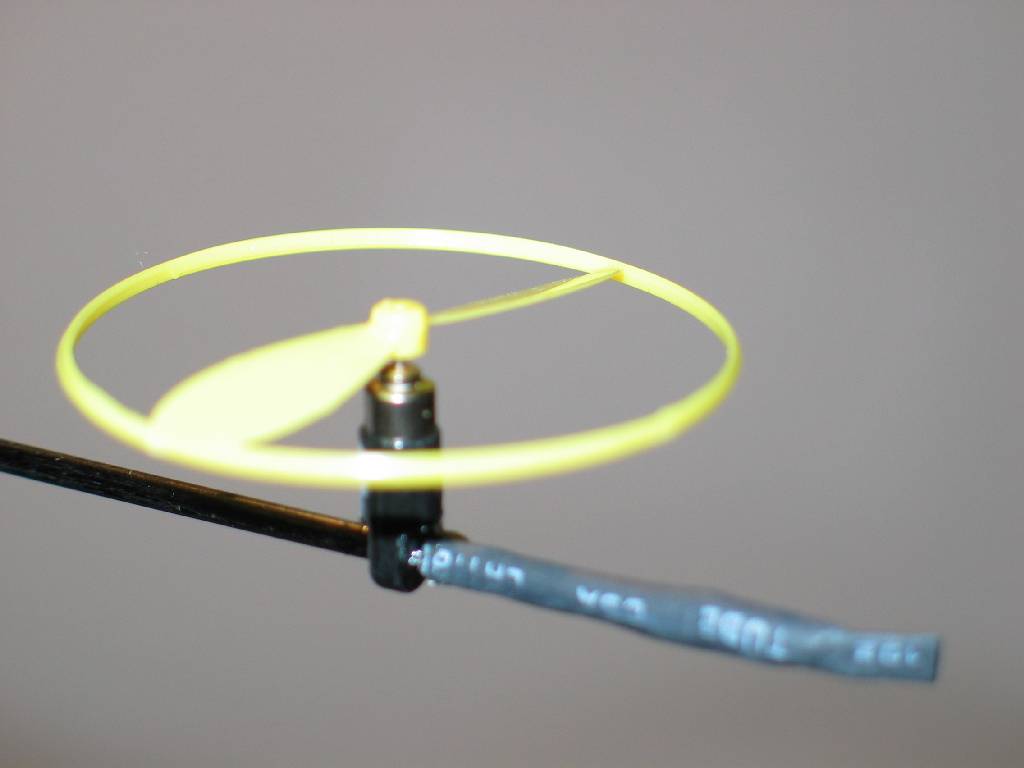Heckrotor hat er auch, nur völlig verdreht!? (sieht nach 6g-Servomotörchen aus)