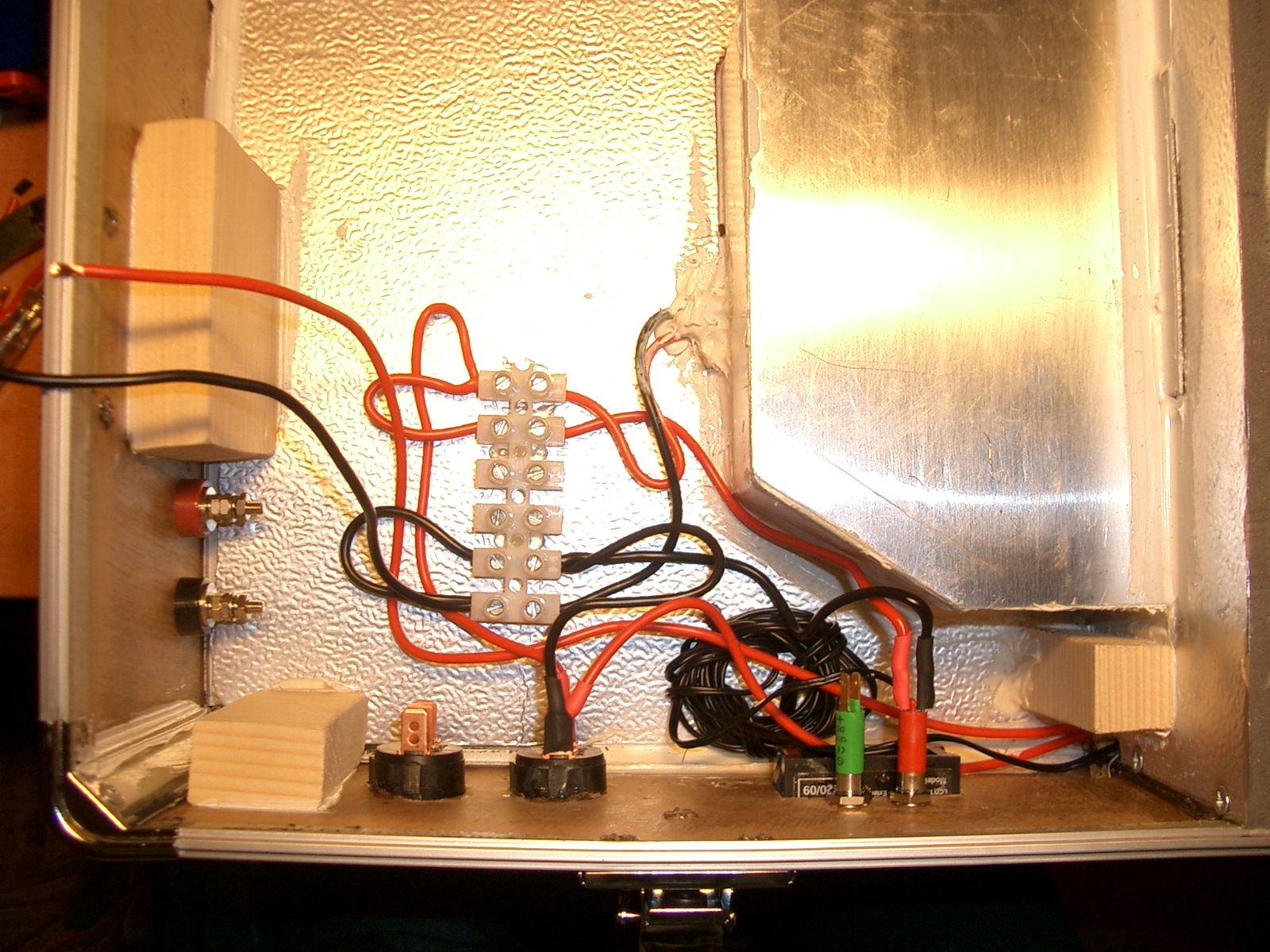 Unten rechts das rote mit den angeschlossenen Kabeln ist die LED die anzeigt wenn der Koffer heizt. Am Schalter (belegt mit + ) zwischen Thermostat und Heizkreis ist noch ein Massekabel angebracht weil im Schalter ja eine LED ist die mit angeht wenn man ihn einschaltet.