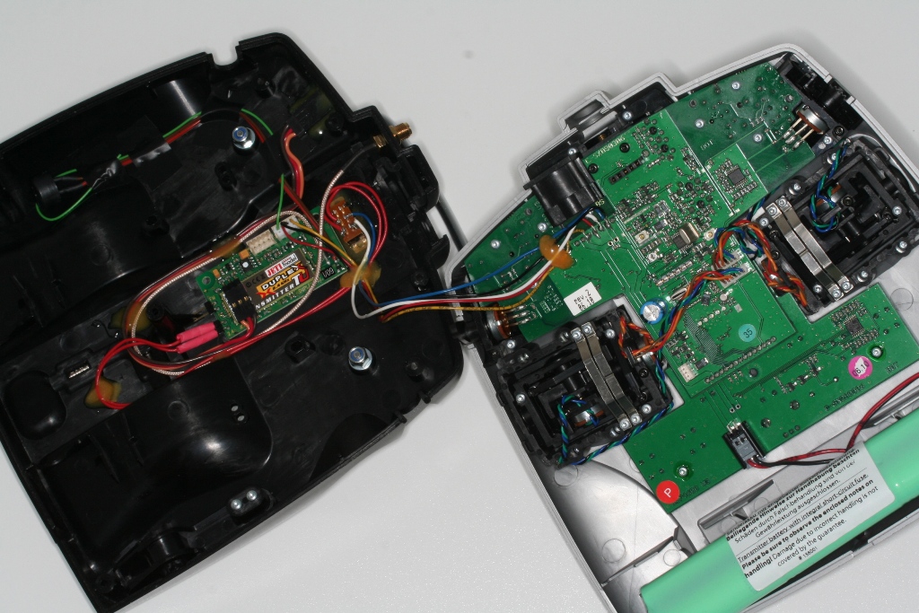 Die ganze Erweiterung wurde im Deckel untergebarcht, er kann weiterhin vollständig abgehoben werden. Als Details erkennbar, die Epoxid Zugentlastungen der Lotstellen.