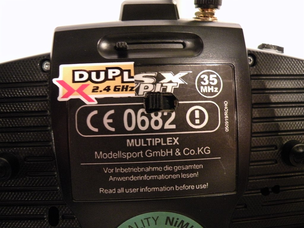 Ein Schiebeschalter wurde montiert, ein Umschalten von 35 MHZ auf 2.4 GHZ ist so gewährleistet. Vorteil, das FM HF Modul und auch das 2.4 GHZ Modul können so für den SIM Betrieb vollständig ausgeschaltet werden.