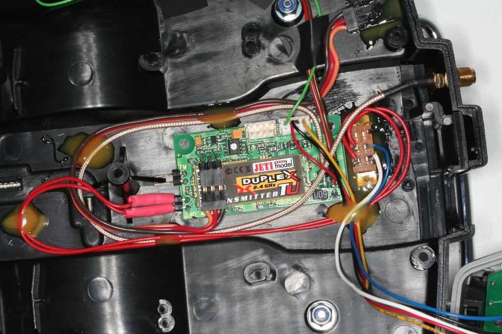 Das Jeti Modul ist über die roten Abgänge (2.4 GHZ) ebenfalls schaltbar