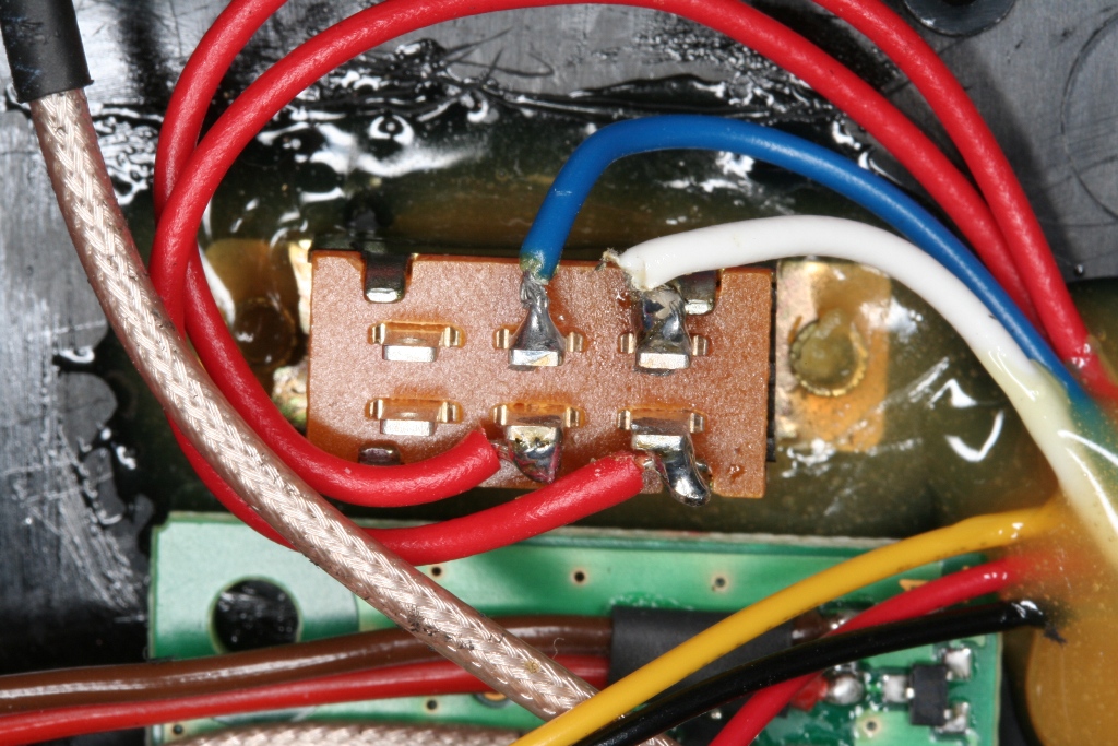 Und hier die Verbindungen zum Umschalter (rot 2.4 GHZ/weiss, blau Deaktivierung 35 MHZ Modul)