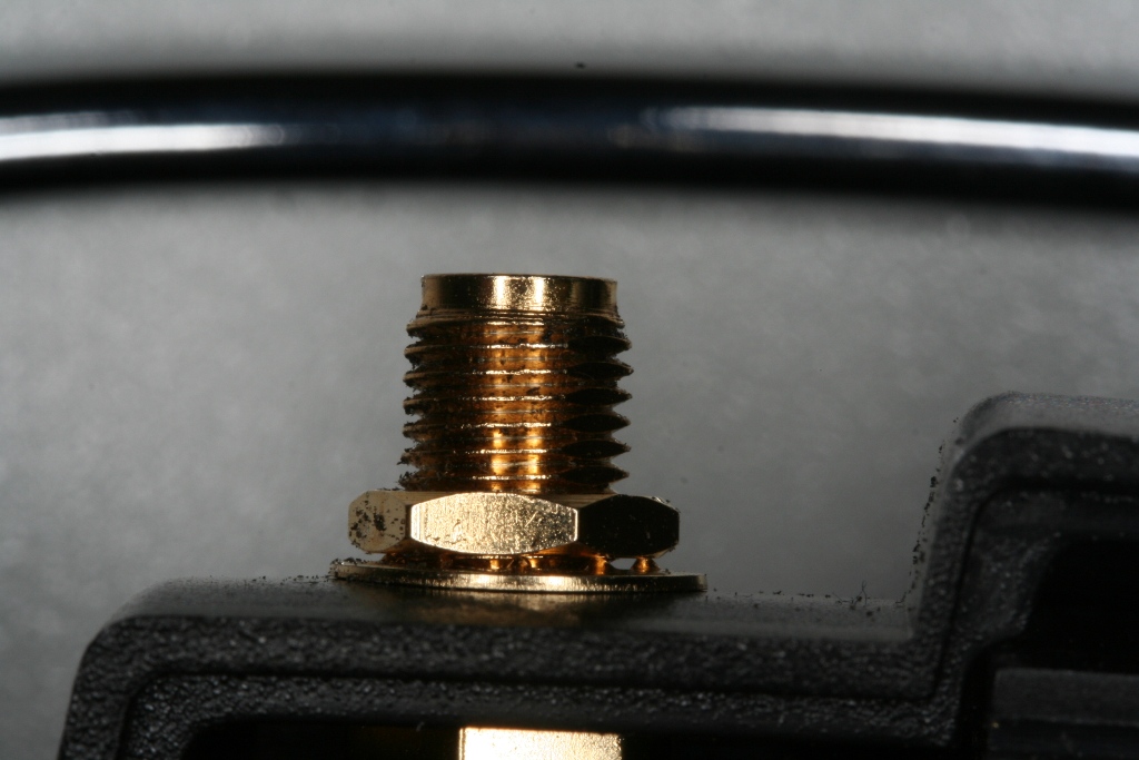Die Verschraubung der 2.4 GHZ Antenne