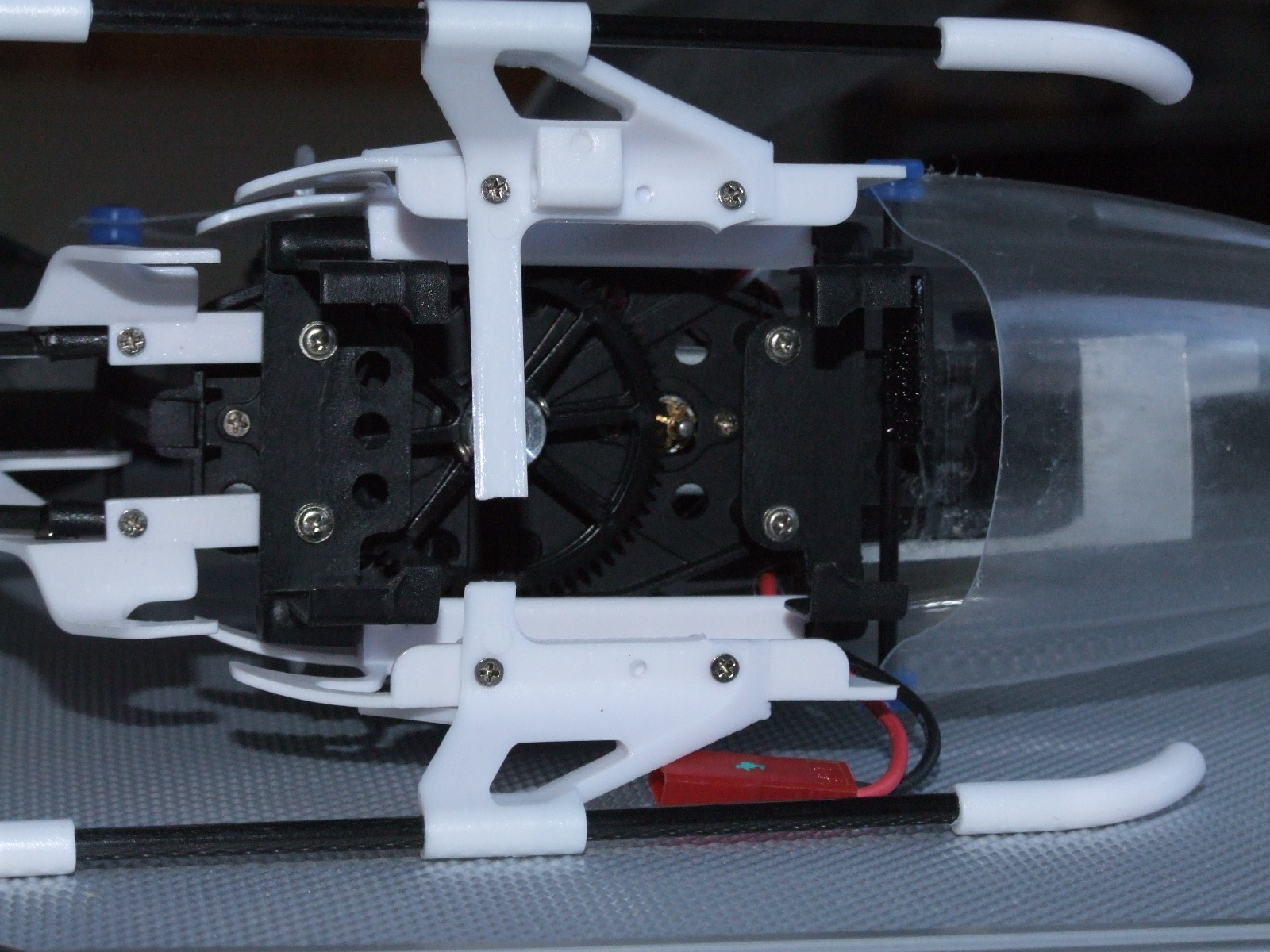 Die gebrochenen Streben als Großaufnahme.