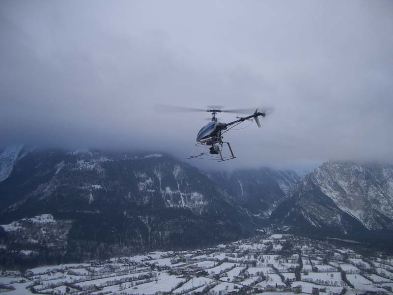 Der Kameraheli mit dem Selbstgemachten Landegestell für die Kamera