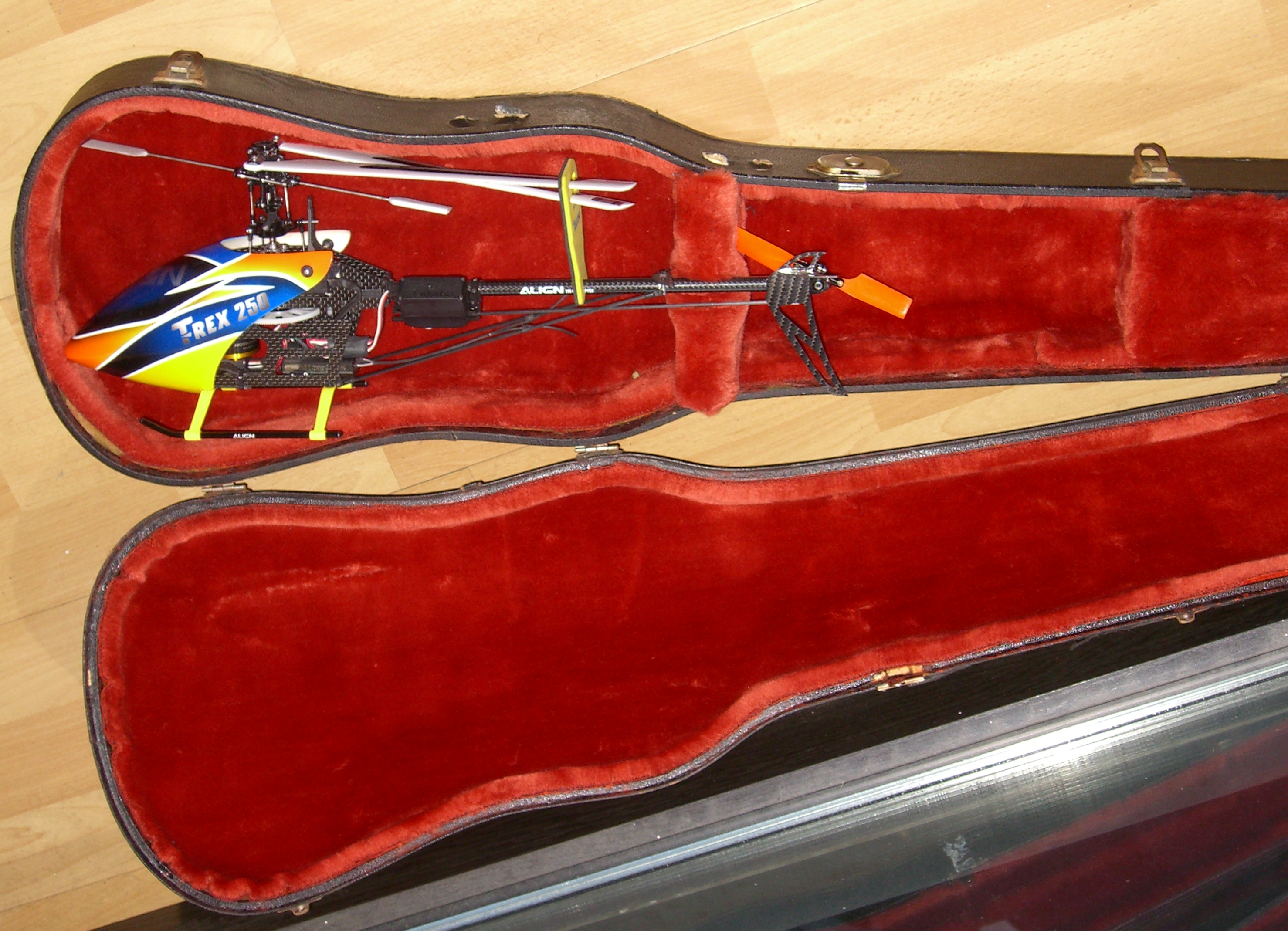 ins Fach oben passen 6 Akkus dazu..