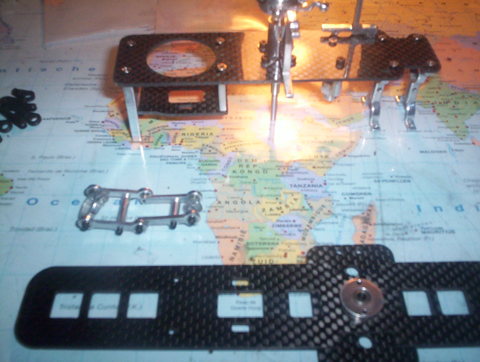 Swashplate  Guide  und Chassis  
<br />Mast ist eingeschoben und fertig um and die Unterseite des chassis zu schrauben