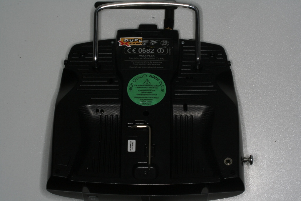 Die Monoklinkenbuchse habe ich unten links angebracht, so kann ich die Cockpit sx weiterhin gut mit den Händen fassen,<br />auch bei eingestecktem Klinkenstecker