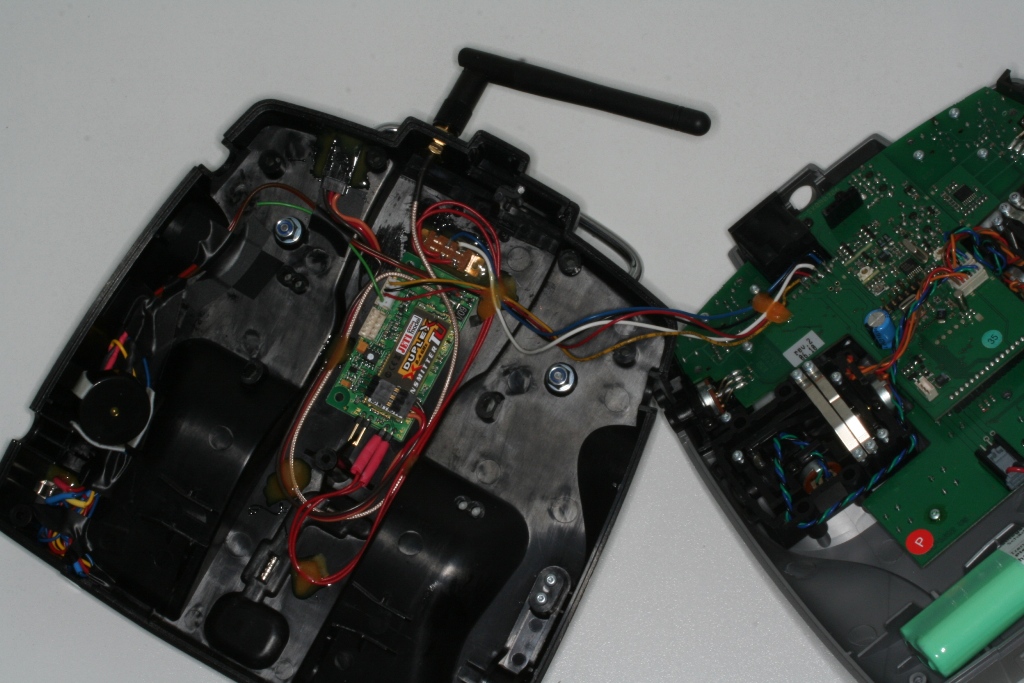 Hier sieht man auch den grösseren Piezopiepser, leider nur mit unwesentlich grösserer Lautstärke<br />Alles ist eingeschrumpft, auch der 4.7 kOhm Widerstand, weshalb nicht viel zu erkennen ist