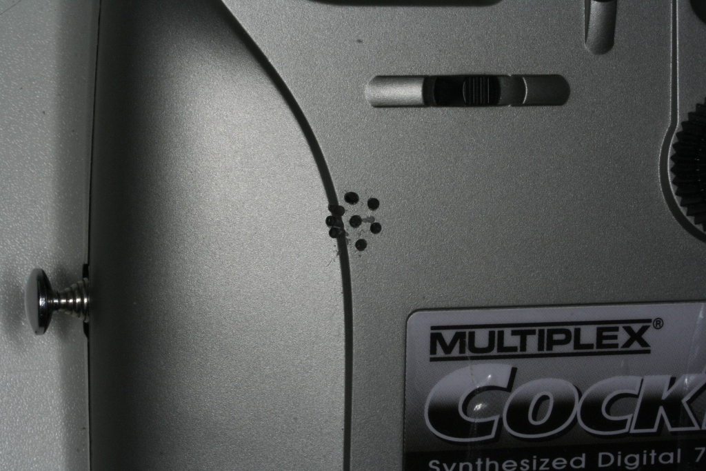 Die Löcher haben bezüglich Lautstärke nicht viel gebracht, das Design des Gehäuses wurde aber "etwas ruiniert"