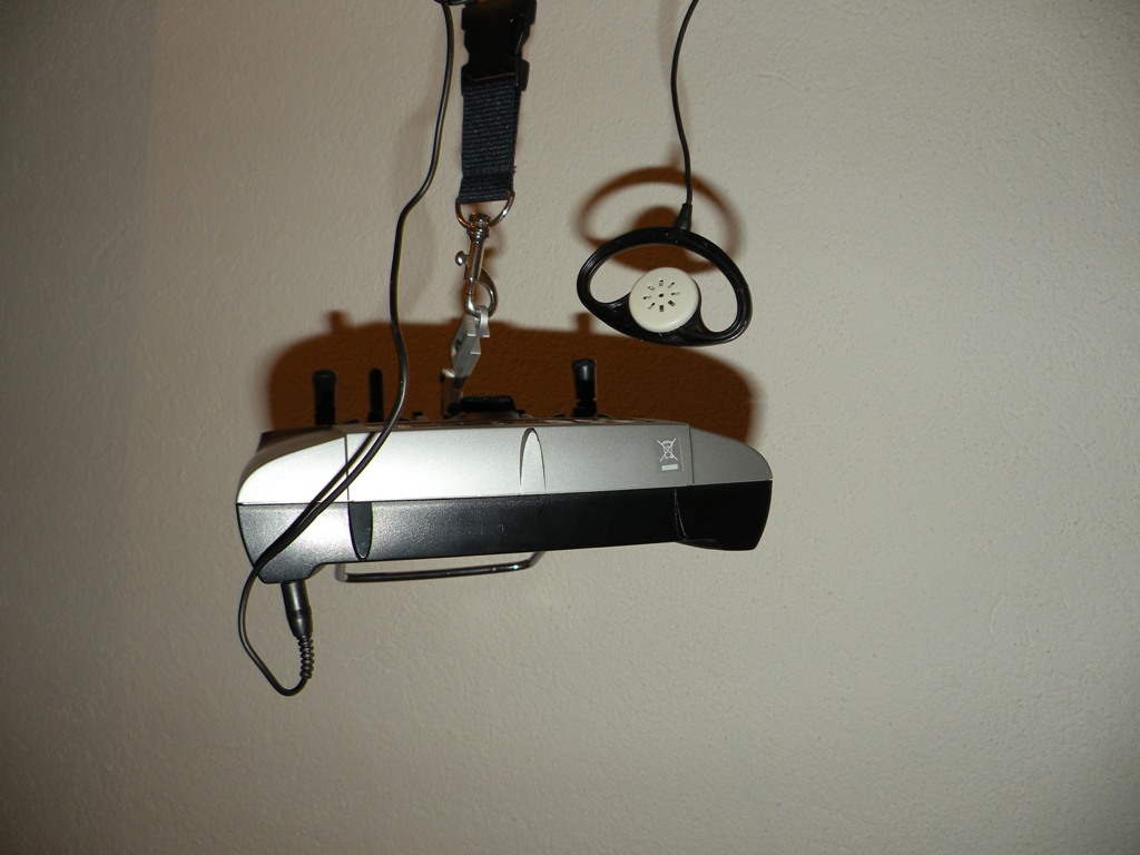 Die Hände greifen gut am Stecker vorbei, das Kabel mit dem Ohrhörer kann direk zum linken Ohr geführt werden