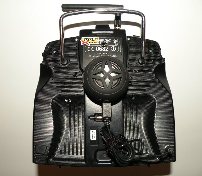 Der Miniaktivlautsprecher (mit integriertem Lipo-Akku, über USB ladbar) macht einen höllischen Lärm und kann mit Klett<br />bei Bedarf ganz einfach unten befestigt werden