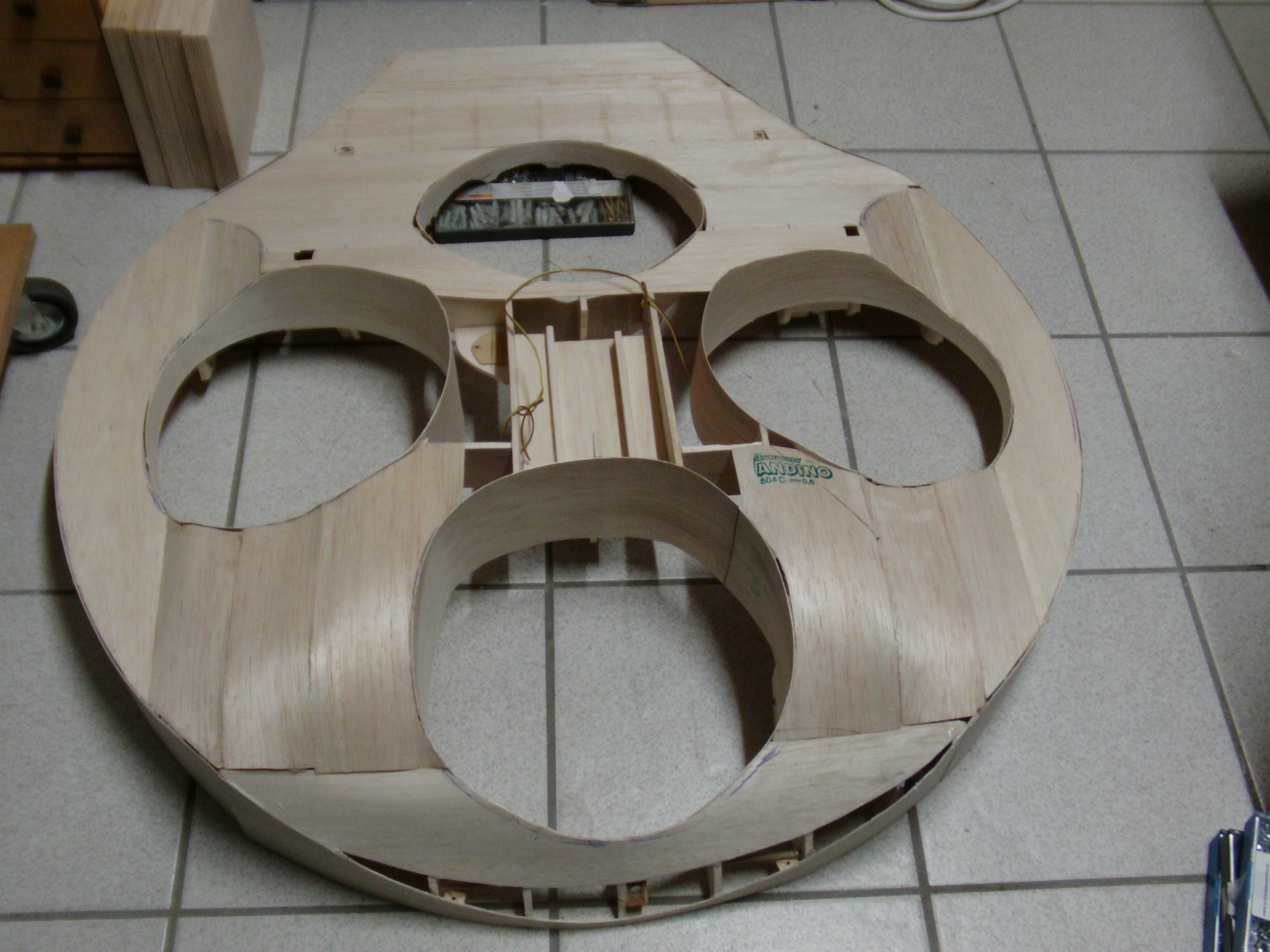 Das fertige Raumschiff im Rohbau. Fehlt nur noch der Deckel für den Akkuschacht. Holz oder Tranparent und beleuchten??