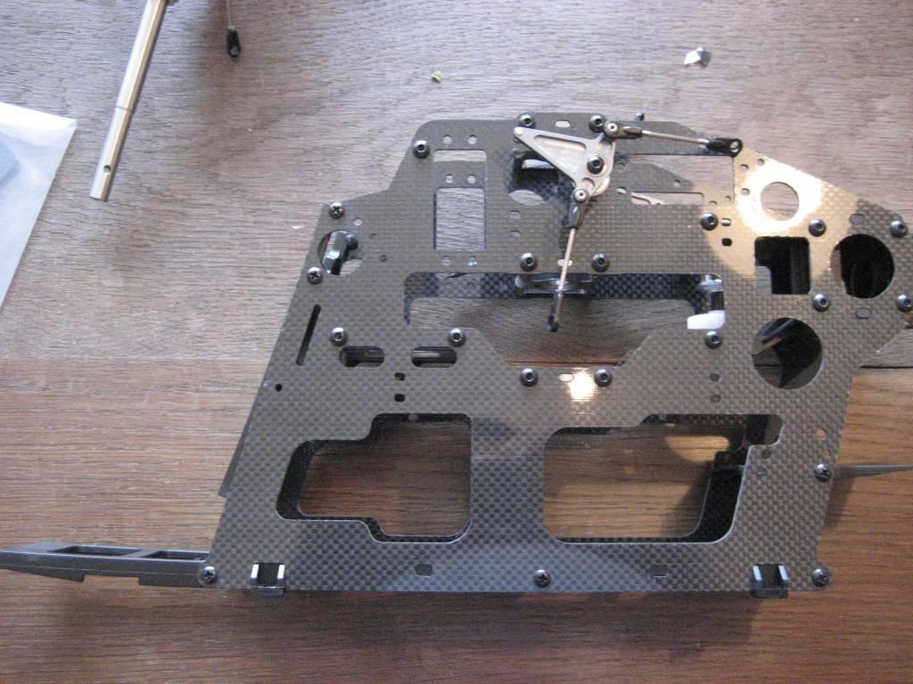 das chassis steckt in der haube, sieht soweit gut aus, keine fransigen kanten, PP-Hebel leichtgängig, die kugelpfannen laufen aber ziemlich schwer