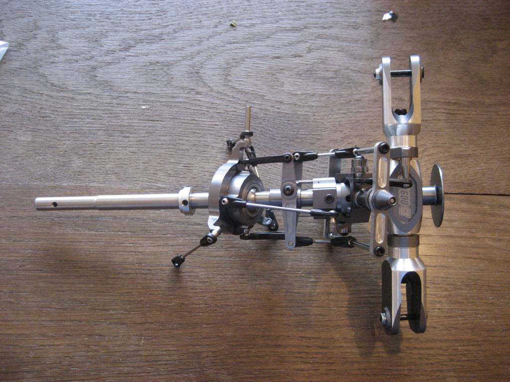 nächste Haltestelle: Hauptrotorkopf. die ts läuft n bissi schwer, werd da mal mit waffenöl nach helfen, ansonten schön leichtgängig ohne spiel.