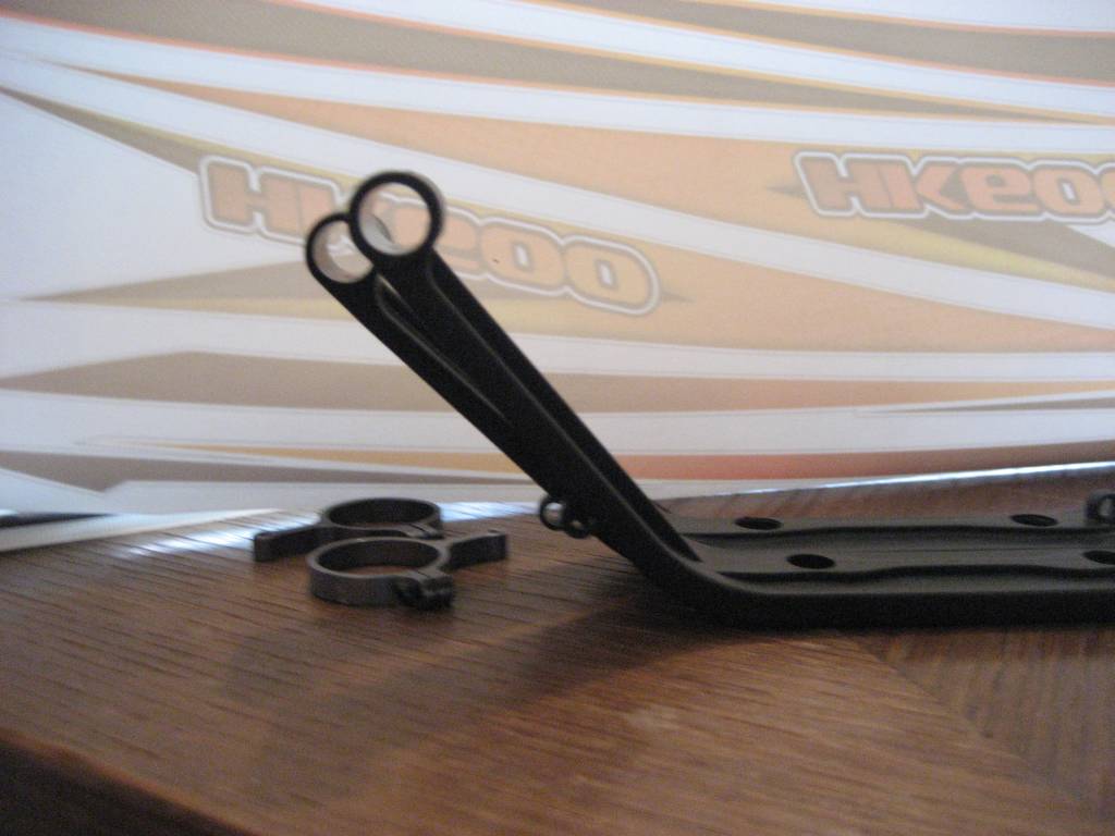 das vordere ist das HK, das hintere von align &quot;new landing skid&quot; das align ist viel steifer