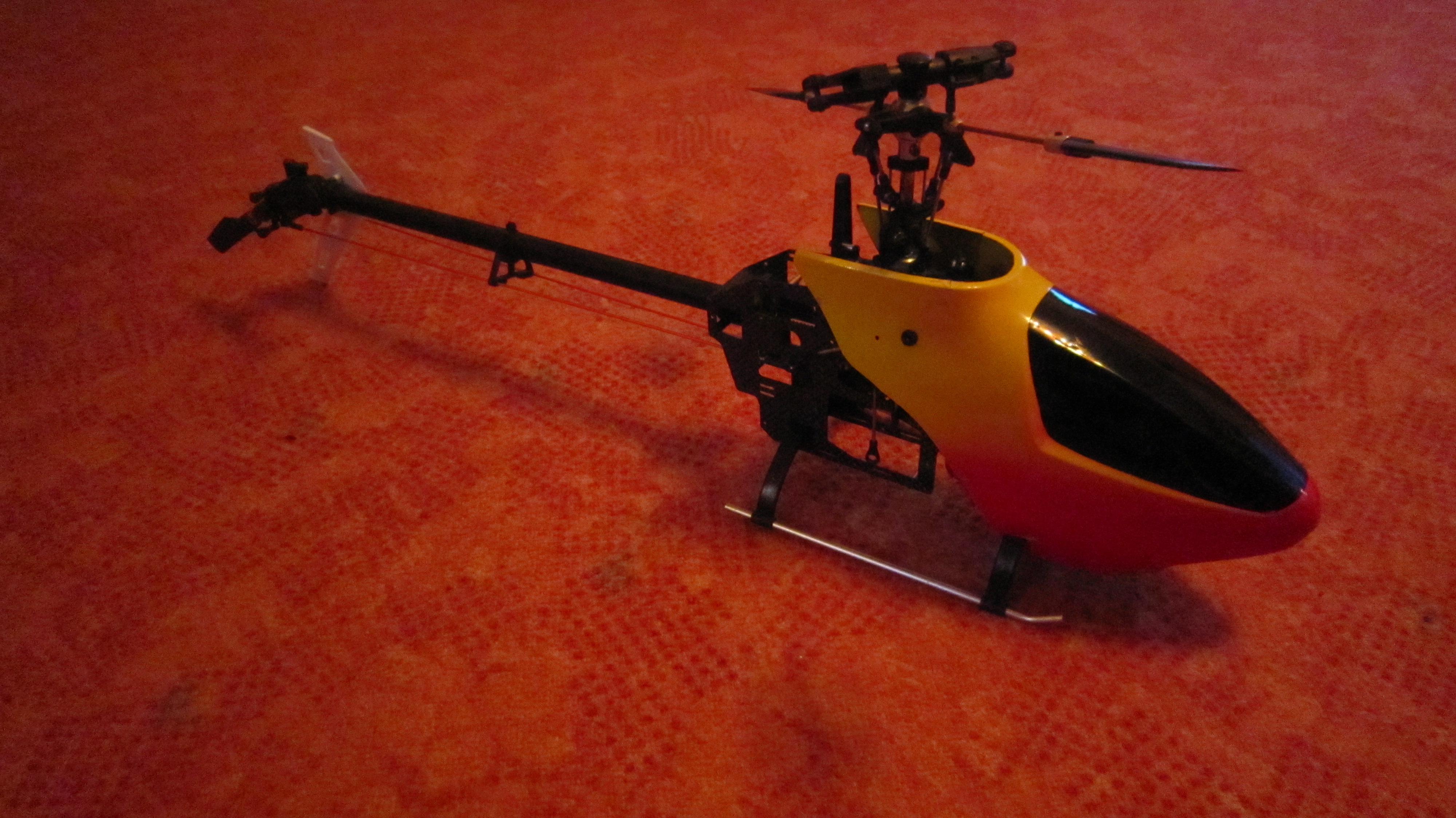 Kyosho Caliber 450V (Hauptzahnrad &amp; 1 Blatthalter vom Heck sind defekt, ansonsten alles Top)..........15€