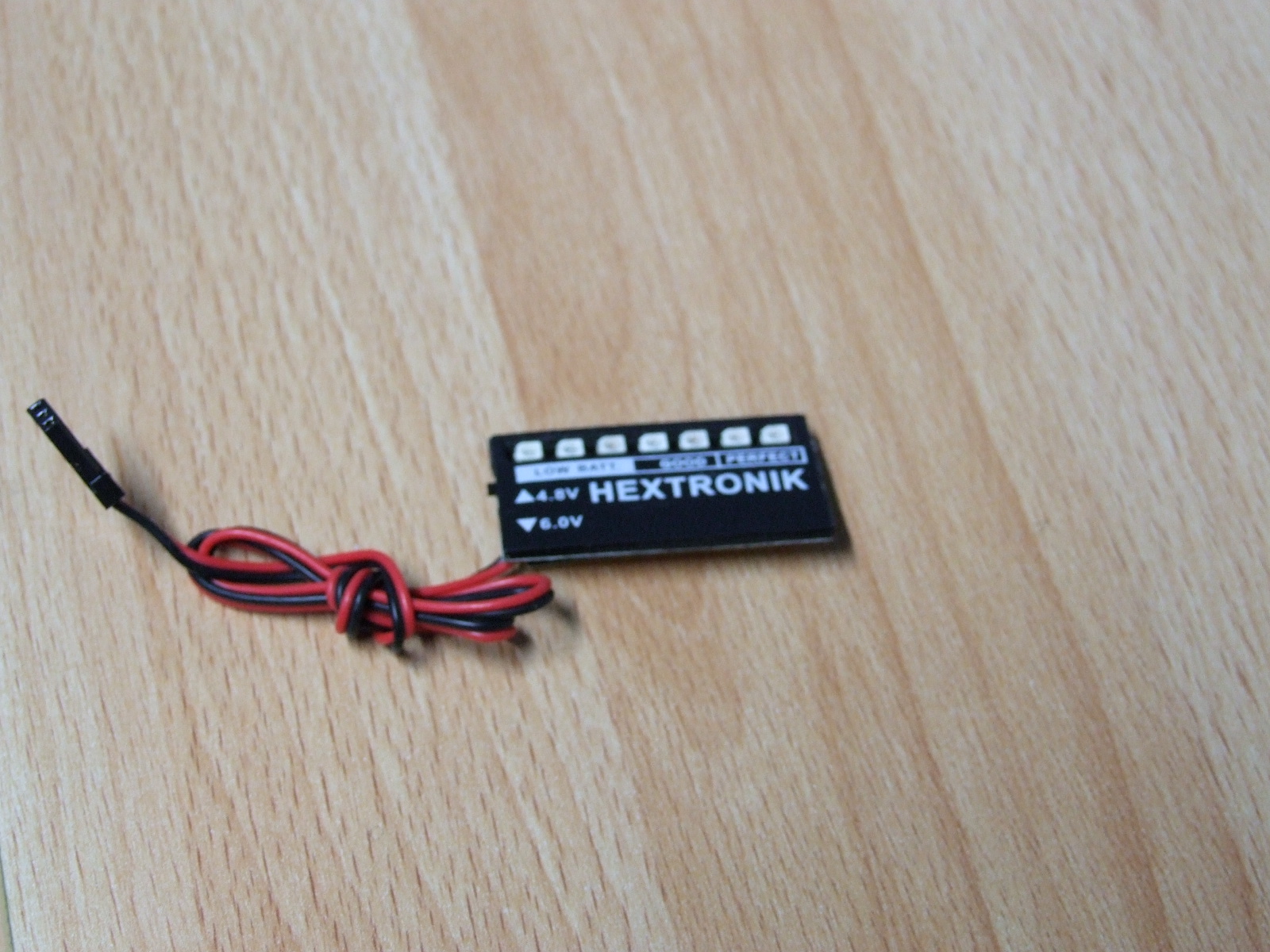 Links das Schalter um die Spannung umzuschalten und auf der Rückseite ist ein Doppelklebeband. Die Teile sind fabrikneu und unbenutzt. (Vom HK - Chinesen)