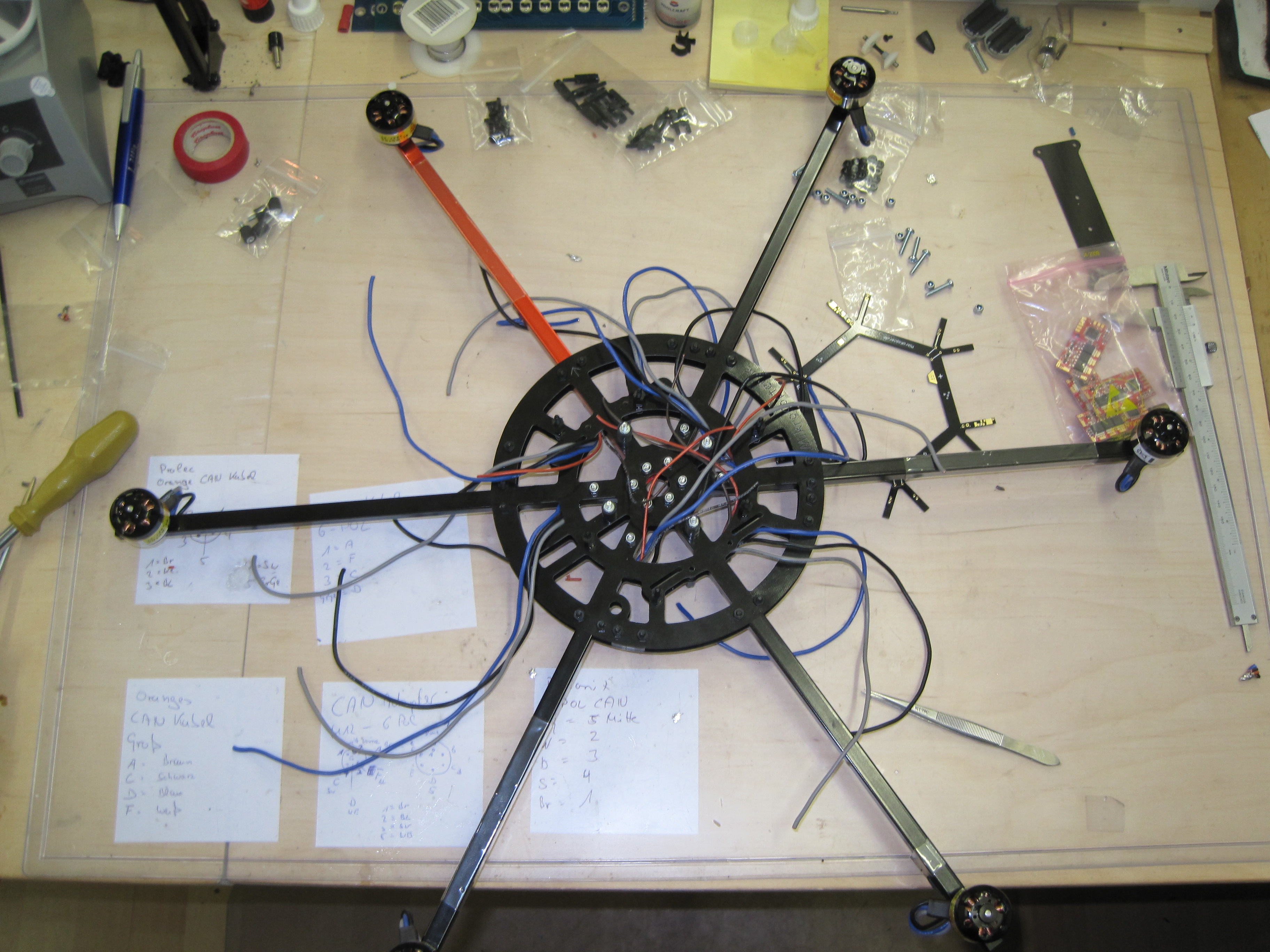 Der Hexa hat schon Arme und Beine