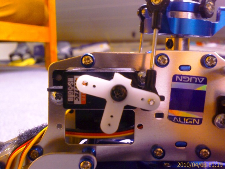 Das Servo. Am oberen Rand, sieht man die "Ausbeulung"