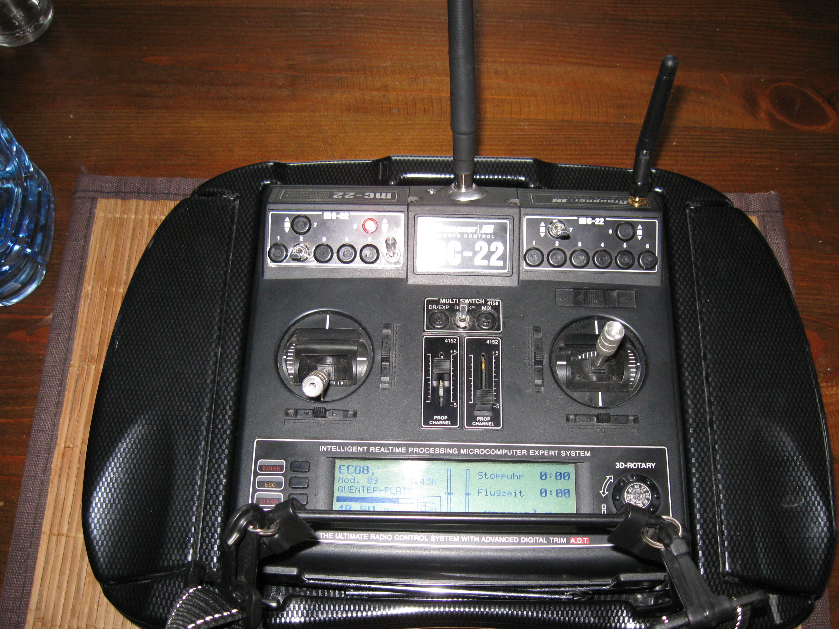 links neben der 35 Mhz Antenne ist der Umschalter