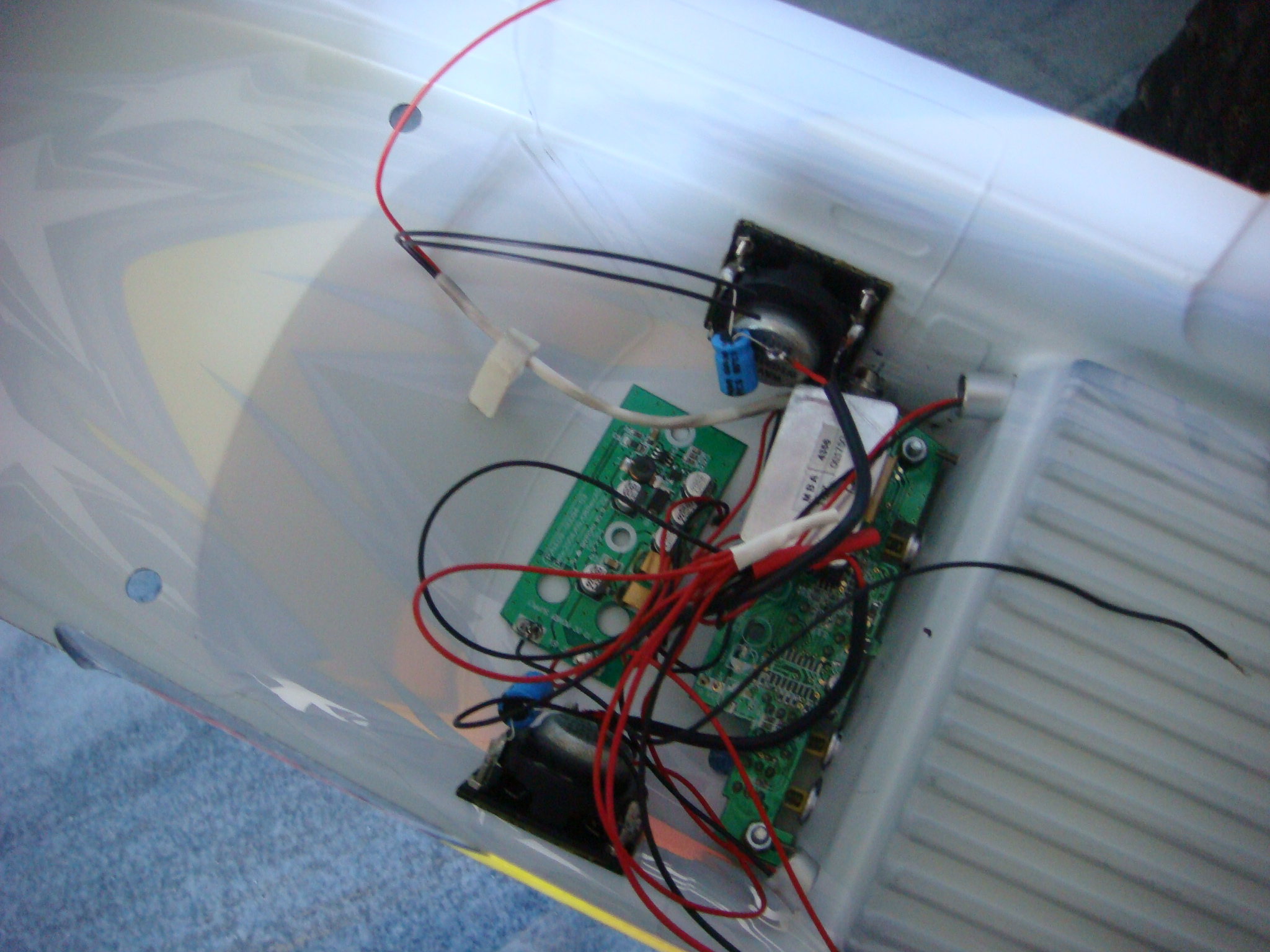 Die Elektronik und Lautsprecher.