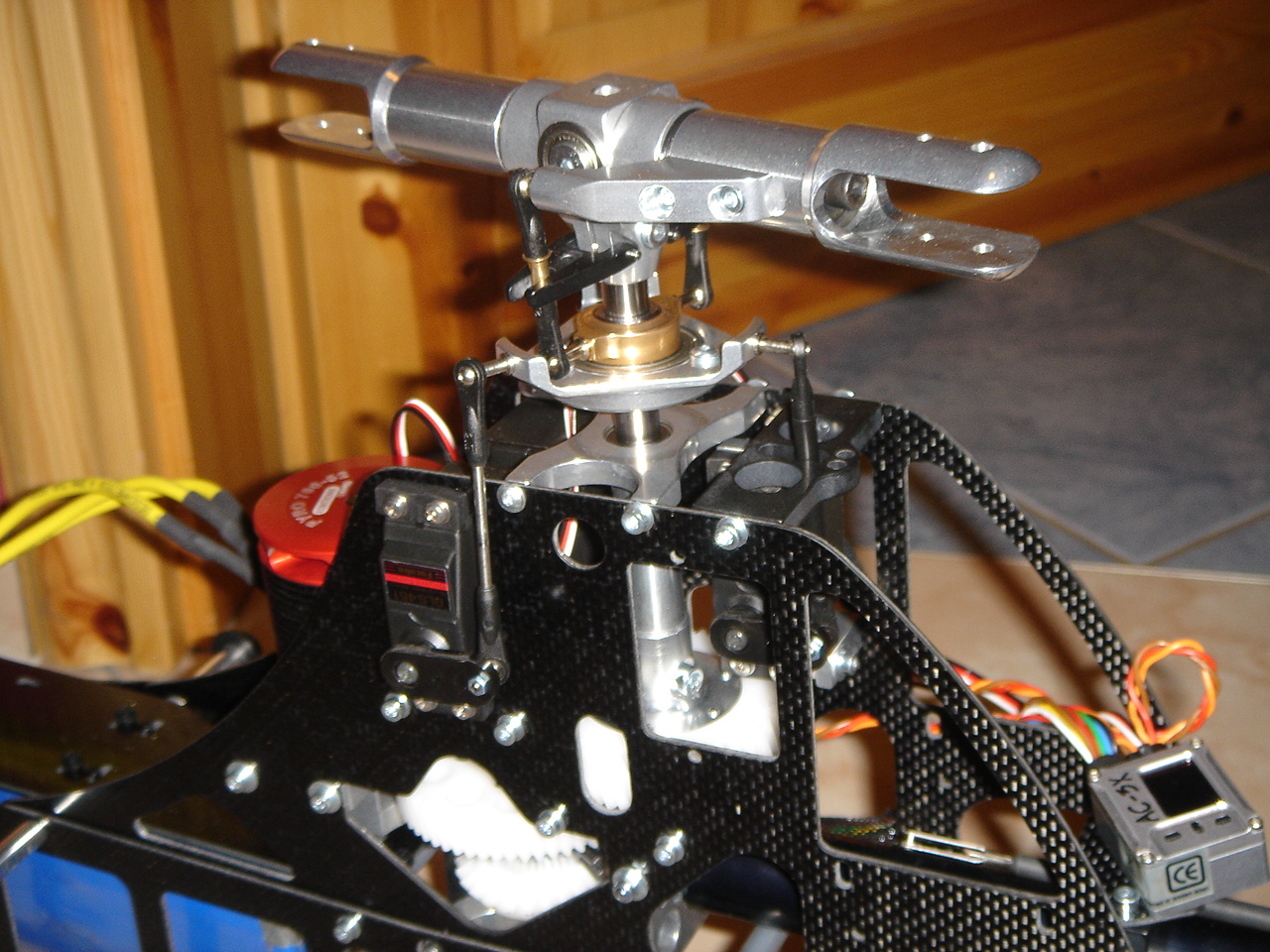 Der Kopf mit den montierten Servos.