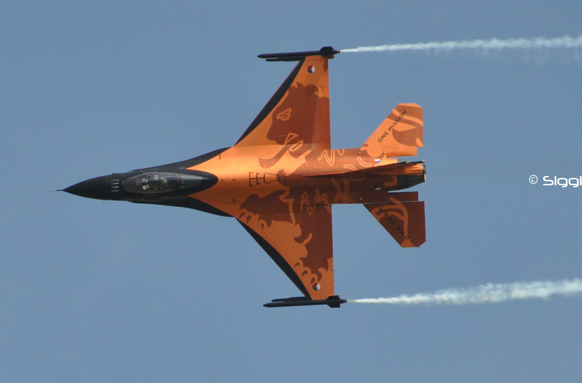 F16 in tiefem Messerflug