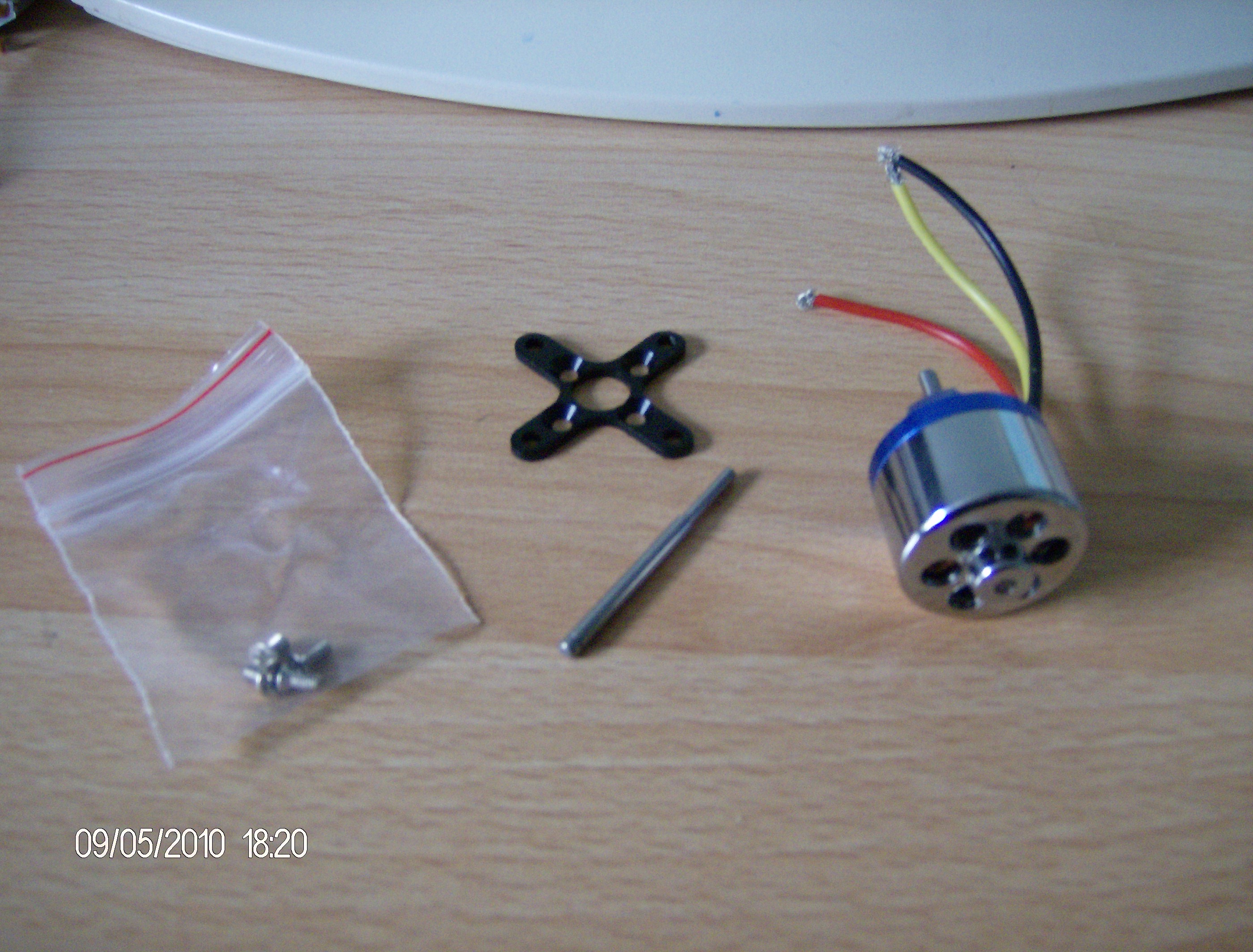 Von den Motoren gibt es zwei hier. Goldies sind keine dran und keine dabei.