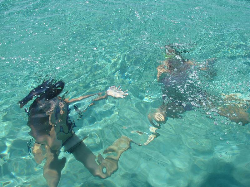 nein, das ist nicht der Pool, sondern meine Mädels im Meer :-)))